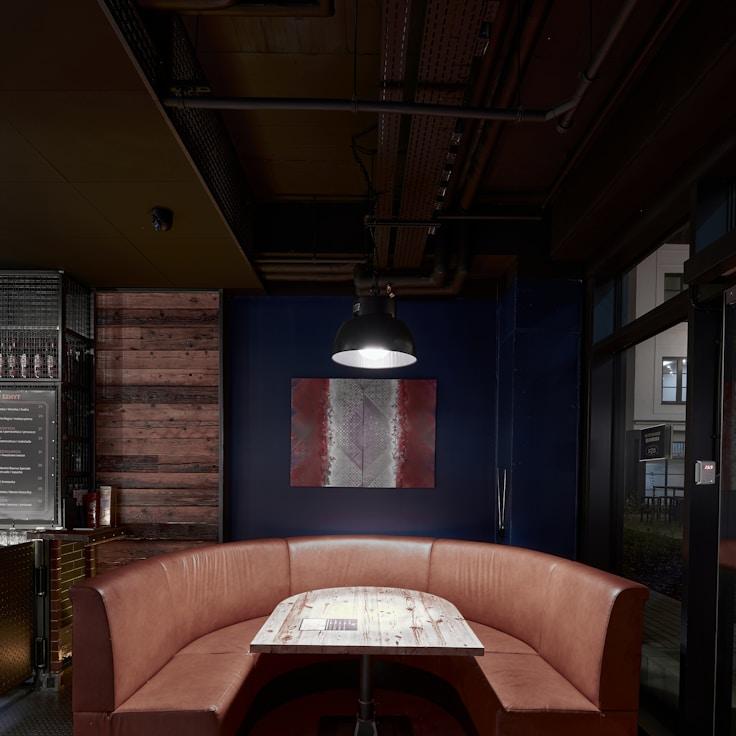 Casual restaurant with booth seating